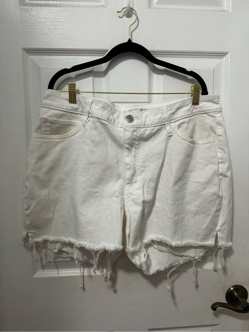 Ava & Viv White Frayed Hem Denim Shorts